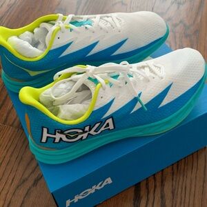 HOKA Crescendo MD track spikes in Ceramic/Diva Blue